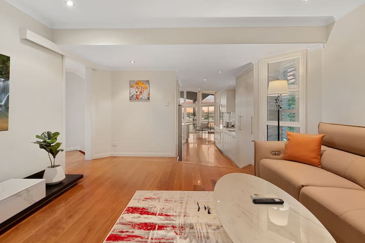 Spacious 4B house with 2 Kitchens/Balconies/Views gallery image 2