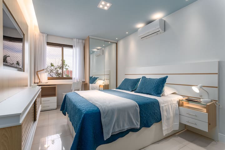 Spavaća soba – bračni krevet, klima-uređaj, TV, svjetlo za čitanje, ormari, prostor za rad, zavjesa koja blokira svjetlo, zavjesa za zamračenje u mirnom okruženju.