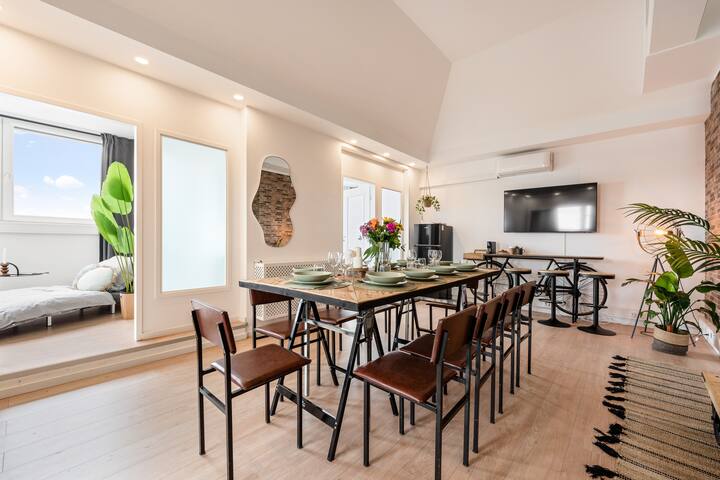 180m2 Urban Loft – Balcony – Parking – 20 pax. gallery image 3