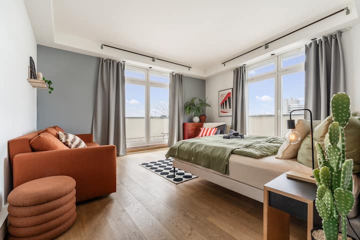 تتمتع غرفة النوم العائلية الكبيرة بإمكانية الوصول المباشر إلى الشرفة. 