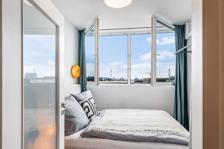 180m2 Urban Loft – Balcony – Parking – 20 pax. gallery image 2