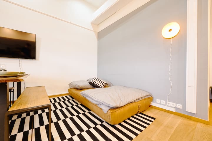 يمكن تحويل هذه الأريكة المريحة إلى سرير أريكة في أي وقت من الأوقات - وهي مثالية إذا كنت تأتي في مجموعة كبيرة.