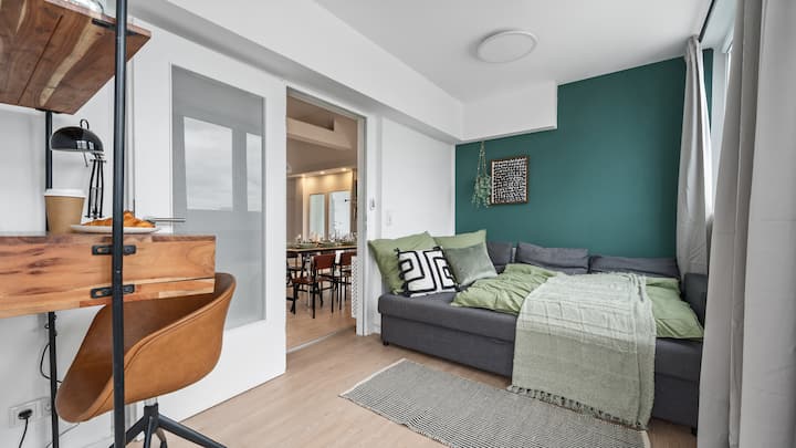 تحتوي هذه الغرفة على مساحة عمل ومنطقة نوم مريحة مع سرير أريكة.