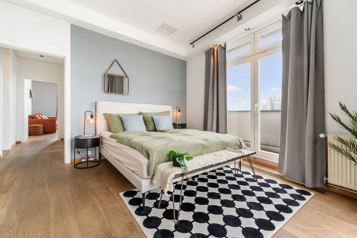 180m2 Urban Loft – Balcony – Parking – 20 pax. gallery image 4