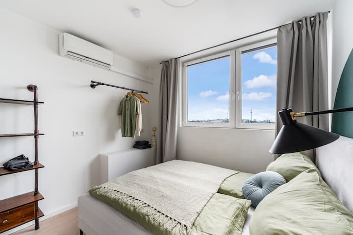 غرفة نوم صغيرة أخرى مع إطلالة على برج التلفزيون.