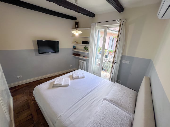 La camera affaccia su un secondo balconcino e vi offre un letto matrimoniale con Tv a parete. La stanza è ben illuminata di giorno ma la gelosia e le tende vi offrono privacy e la giusta oscurità di notte.