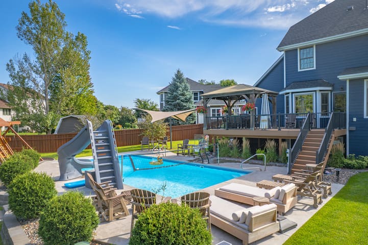 Lux Retreat-Indoor Hot Tub+Sauna+Designer Finishes