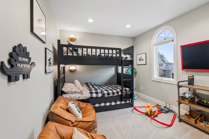 Lux Retreat-Indoor Hot Tub+Sauna+Designer Finishes gallery image 5