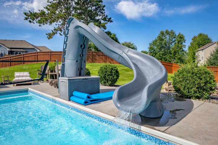 Lux Retreat-Indoor Hot Tub+Sauna+Designer Finishes gallery image 2