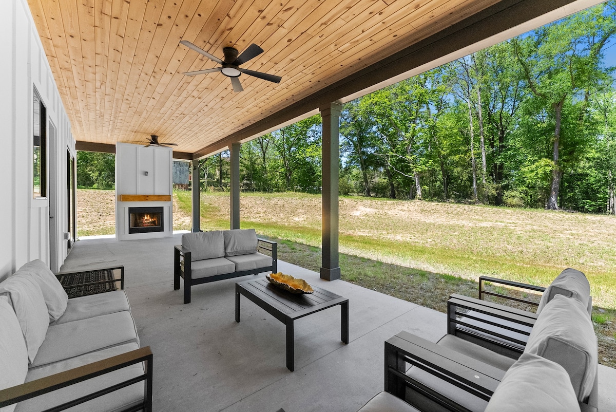 The Estate, 5 king beds, near Chateau Elan
