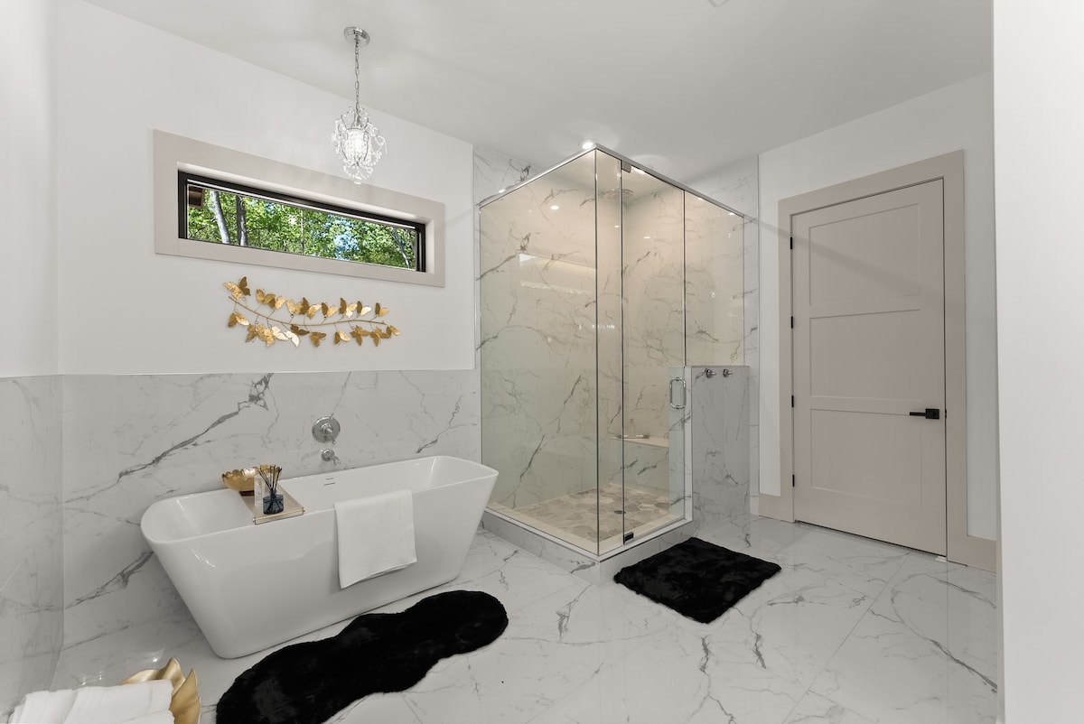The Estate, 5 king beds, near Chateau Elan