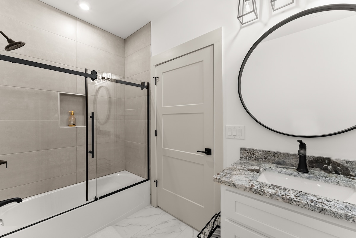 The Estate, 5 king beds, near Chateau Elan