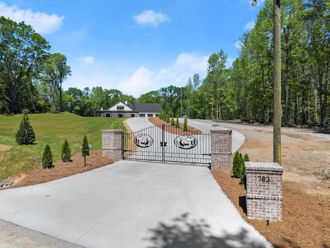 The Estate, 5 king beds, near Chateau Elan