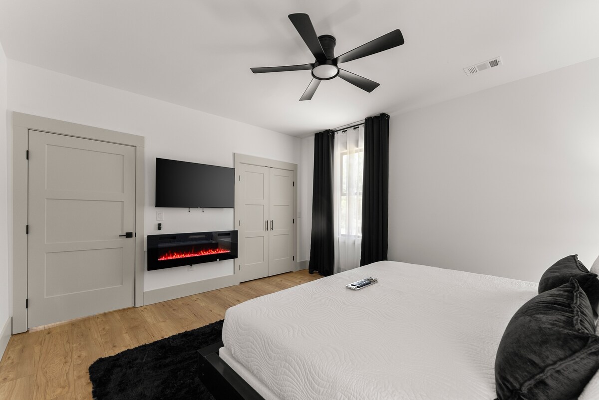 The Estate, 5 king beds, near Chateau Elan