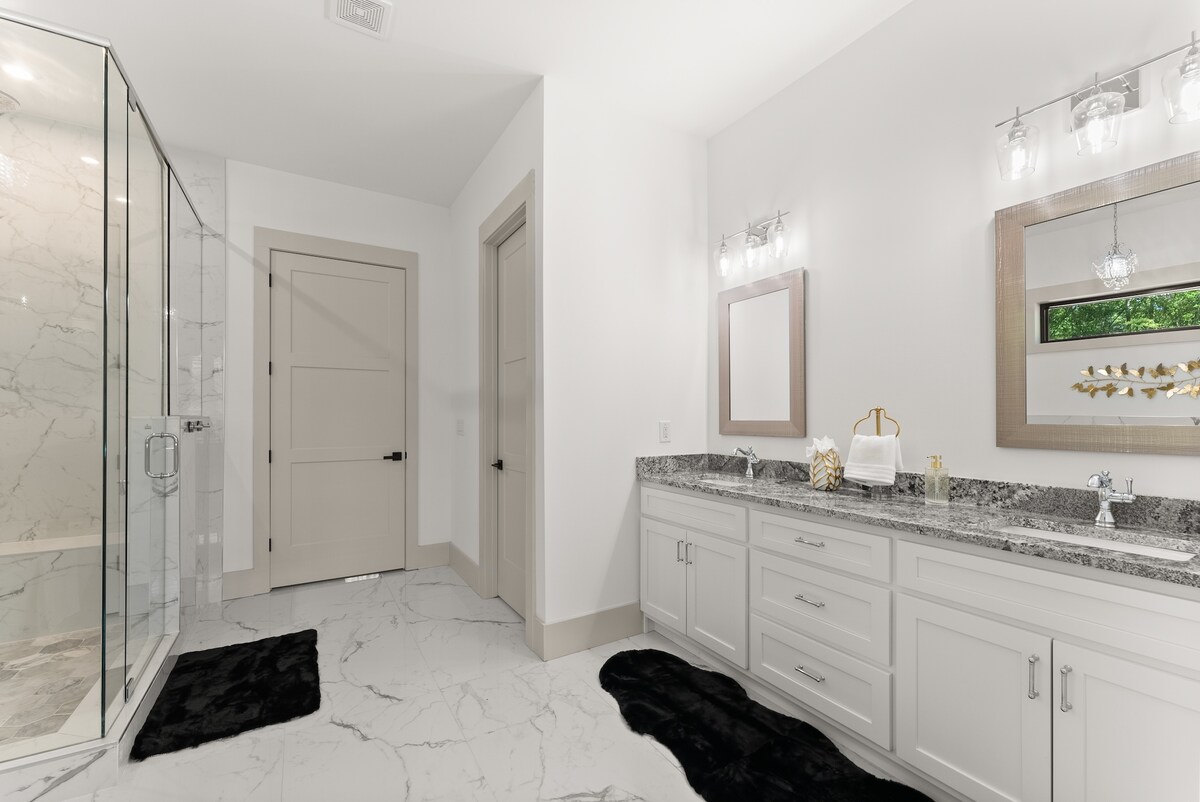 The Estate, 5 king beds, near Chateau Elan