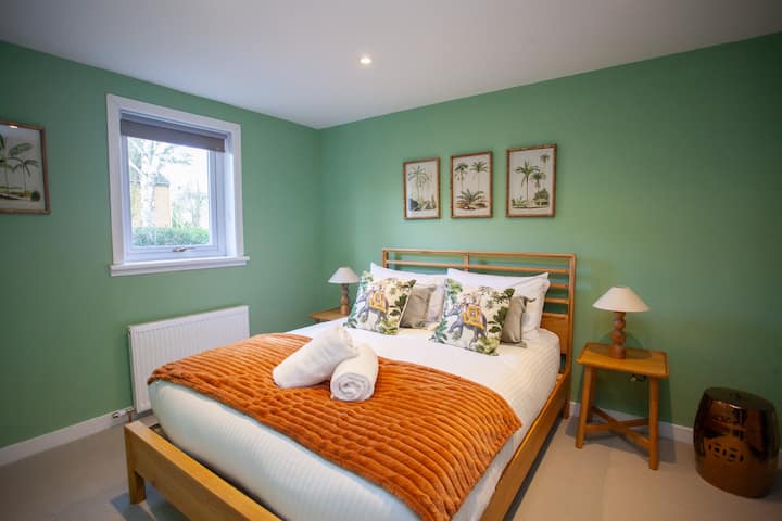 Svijetla i prostrana spavaća soba s udobnim bračnim krevetom