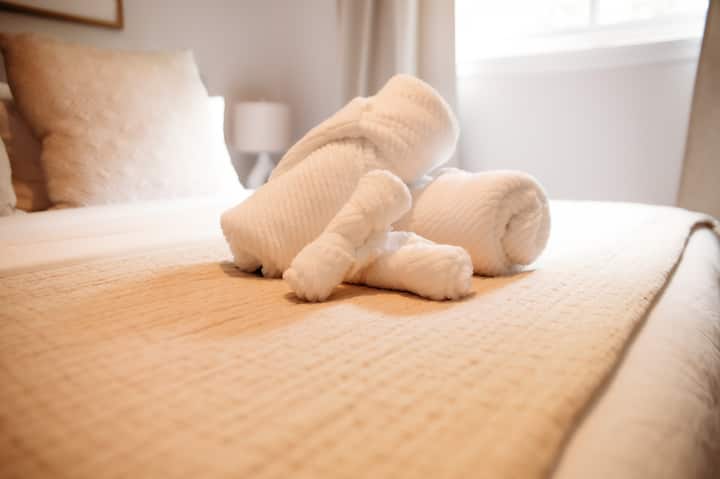 Чисто спално бельо и пухкави кърпи ви очакват, за да направите уютния си есенен престой възможно най-комфортен.