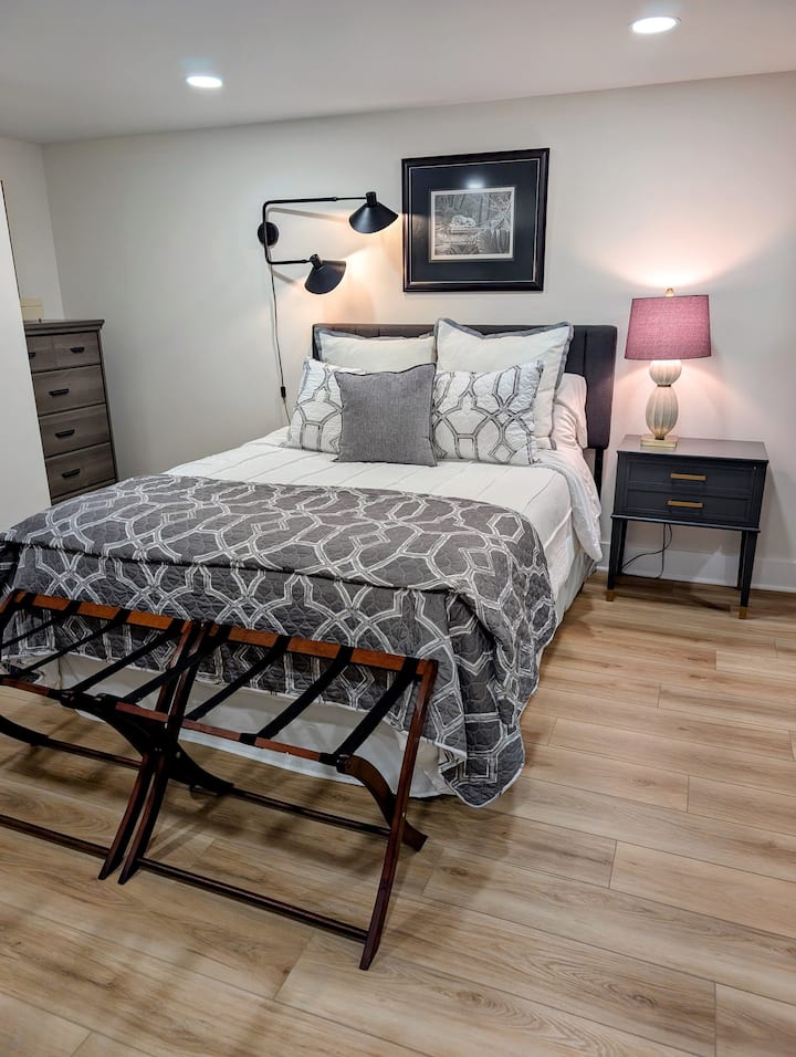 Cama tamaño queen súper cómoda con mantas y almohadas adicionales.  Portaequipajes para que no tengas que tener tus cosas en el suelo.