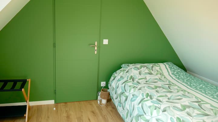Зелена спалня с баня