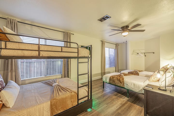 Espace lumineux et confortable adapté aux groupes avec 2 lits doubles et un lit superposé. Le confort et la lumière naturelle en font la retraite parfaite.