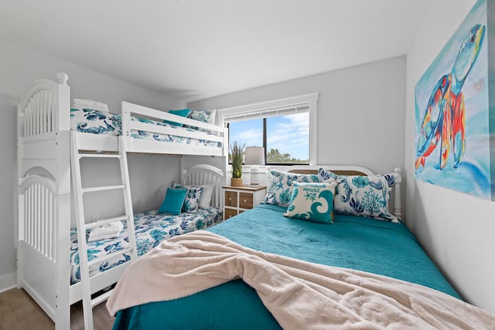 Druga spavaća soba ima bračni krevet (160x200) i dva odvojena kreveta na kat.

Hilton Head Island - ocean, plaže, bazen, obitelj, kondominiji, privatno