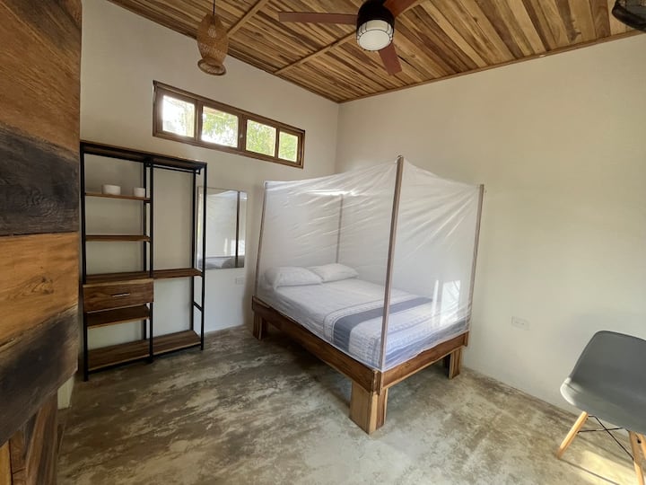 Habitación 1. Sencilla y acogedora, cuenta con un ventilador de techo y un ventilador de pared. 