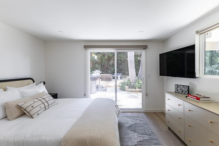 Svaka spavaća soba ima pametni TV i prostranu komodu.