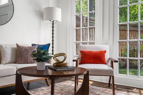 Top Airbnb: Walkable Grant Park 1920s Home with King Bed in Grant Park