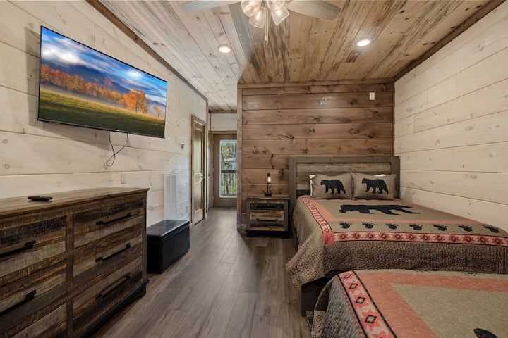 Durma profundamente neste retiro rústico com dois quartos queen size, roupas de cama com tema de urso, TV montada na parede e acesso à varanda privativa. Perfeito para famílias ou amigos que procuram a felicidade da montanha em Gatlinburg!