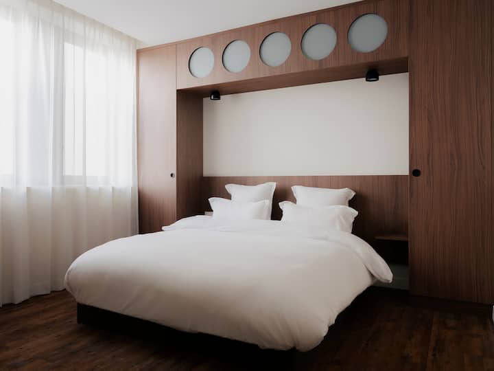 4号卧室，配有非常舒适的标准双人床（160厘米x200厘米）和充足的存储空间