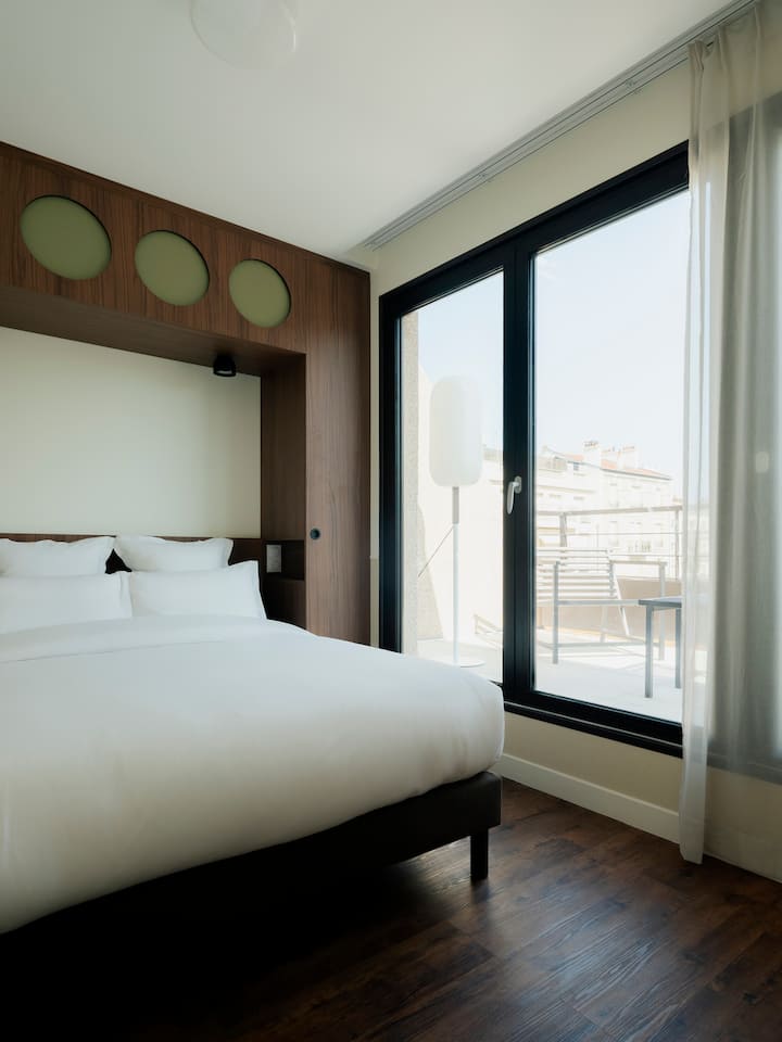 3号卧室配备非常舒适的标准双人床（160厘米x200厘米），有充足的储物空间，可通往露台