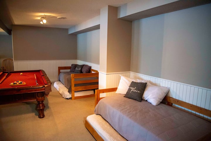 U prostoriji za igre i zabavu također mogu spavati četiri osobe, a tu su dva dnevna ležaja i dva pomoćna ležaja koji se izvlače ispod njih.