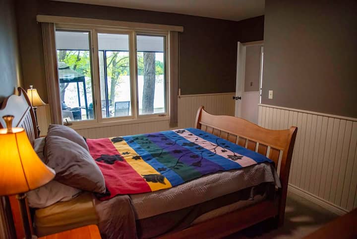 Treća je spavaća soba ugodna i topla, a u njoj se nalazi bračni krevet i pruža se prekrasan pogled na jezero.