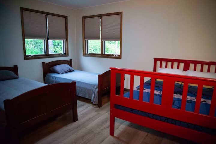 U ovu iznimno veliku spavaću sobu s ormarom koji se proteže od zida do zida lako se mogu smjestiti dva jednostruka kreveta i jedan dvostruki krevet, a i dalje će ostati dovoljno prostora za kretanje.