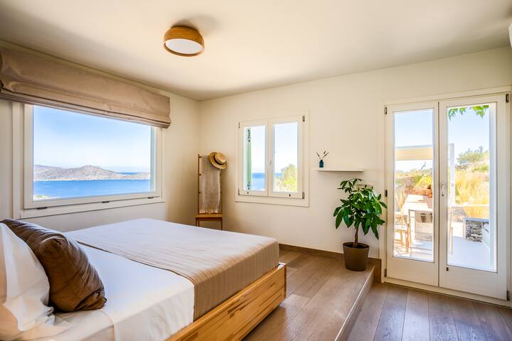 Ground Floor: Bedroom 5 with king bed, en-suite bathroom and direct access to the terrace