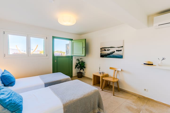 Lower Level: Bedroom 7 with twin beds, en-suite bathroom and direct access to the terrace