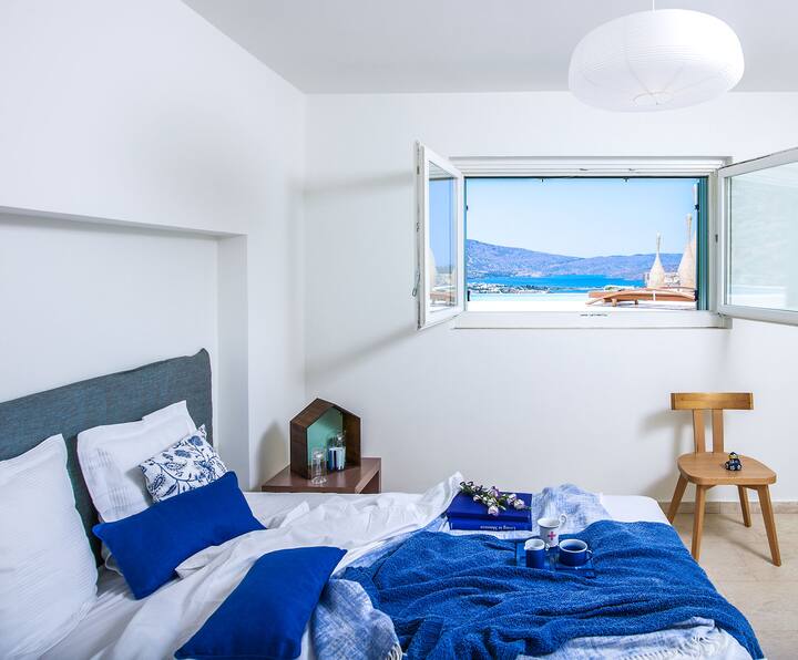 Lower Level: Bedroom 4 with king bed, en-suite bathroom and direct access to the terrace