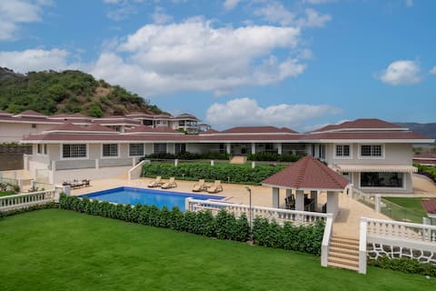 Sicily – Luxe Stay W/ Pool, Wi-Fi & Games Turf