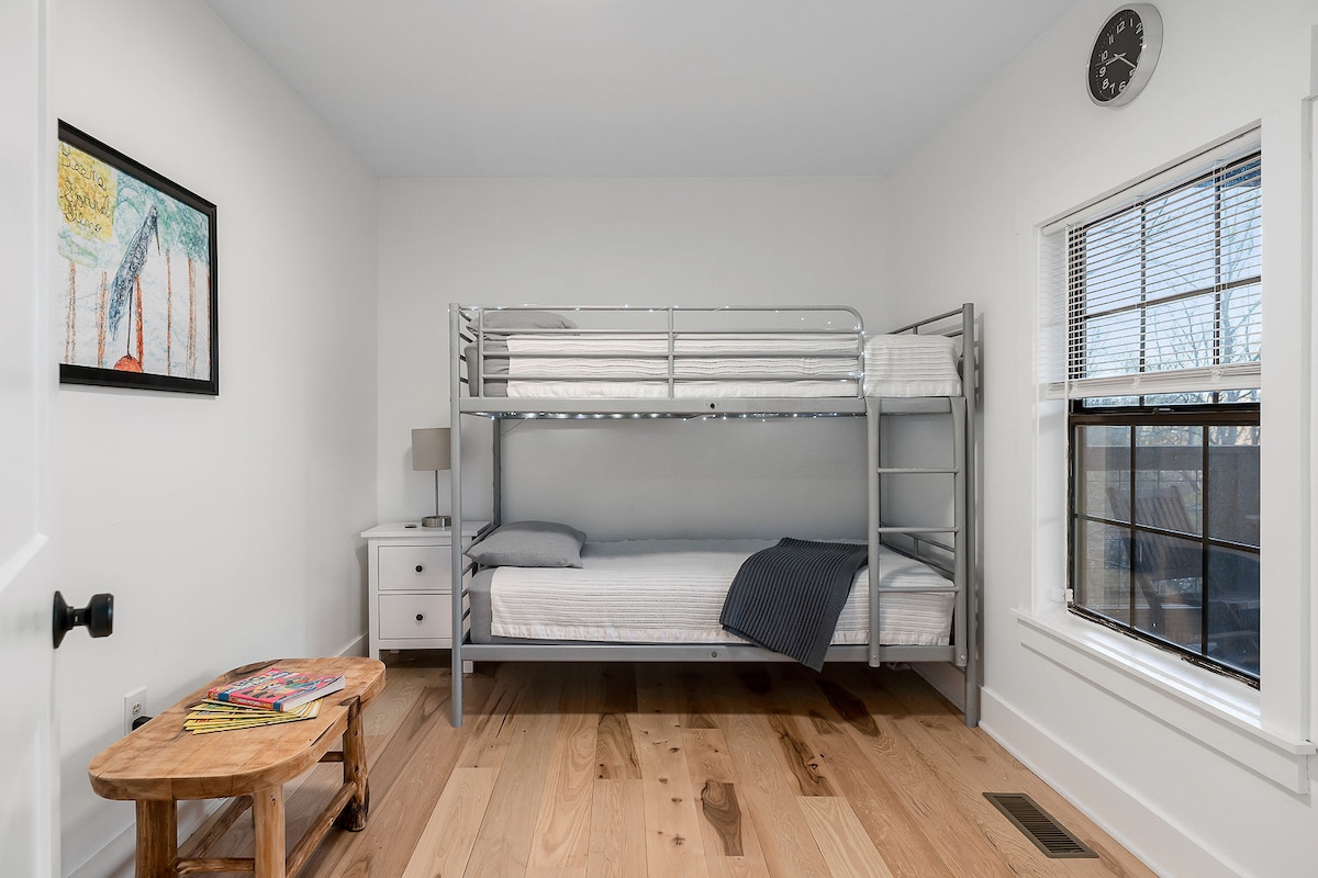 U prizemlju se nalaze bračni krevet na kat, ljuljačka i Smart TV