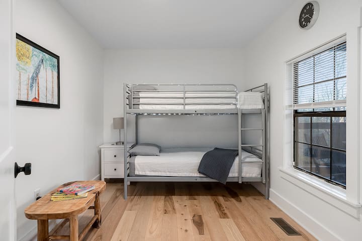 En la planta baja con literas individuales, columpio y TV inteligente