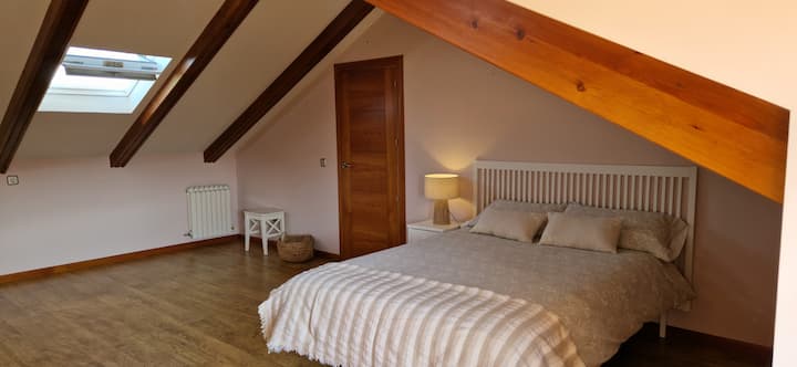 Dhomë gjumi me një krevat dopio 135 cm, me një tavolinë studimi. Shumë e ndritshme.