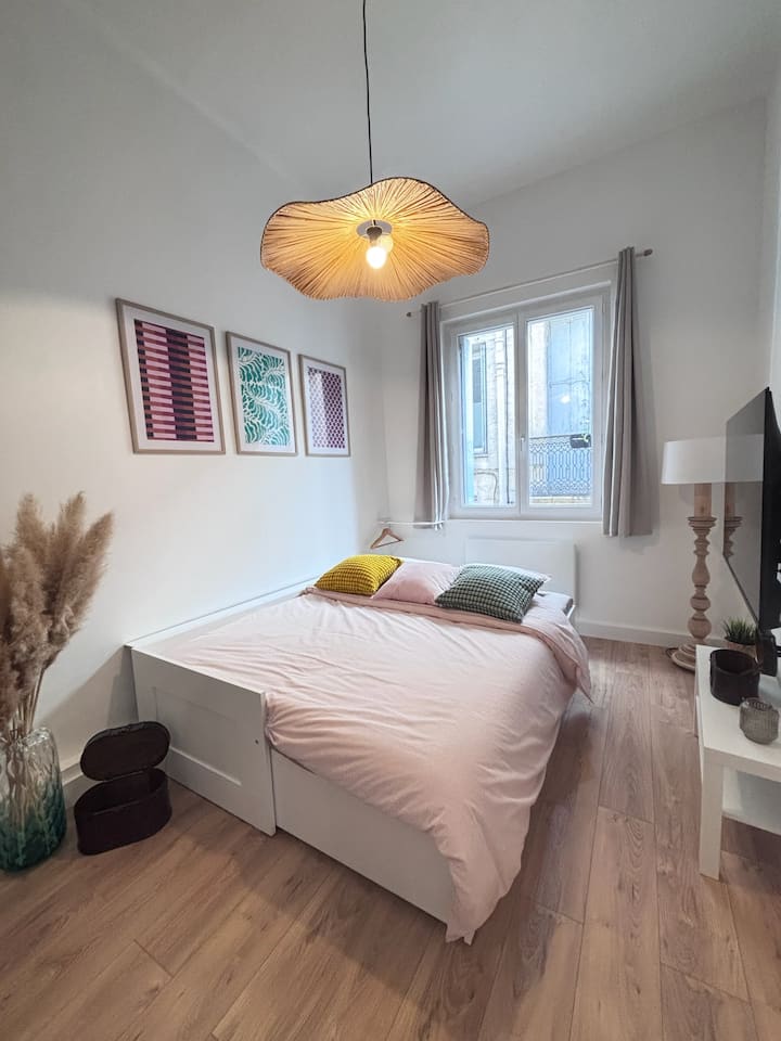 საძინებელი 2, რომელშიც დგას 160x200‑სმ ზომის ორსაწოლი, გთავაზობთ კომფორტულ თეთრეულს, მოწესრიგებულ დეკორსა და ბუნებრივ სინათლეს, რომ მშვიდად გაატაროთ ღამე ქალაქის ცენტრში.