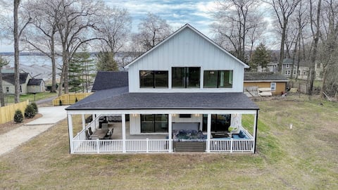 Delavan Lake Retreat
HotTub
Pvt Pickleball Ct