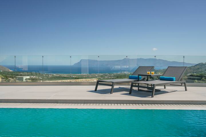 New Villa w/Private Pool, Jacuzzi, Playroom & BBQ