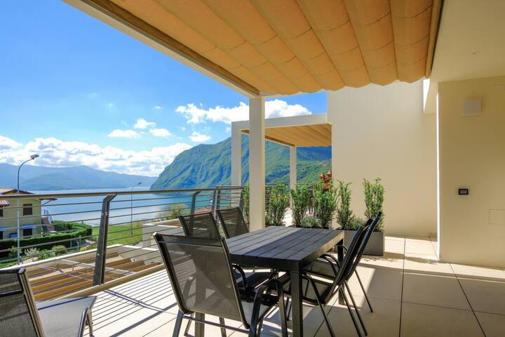 Costa blu – Piscina e terrazza vista lago