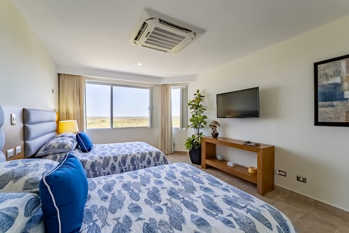 غرفة نوم بحمام كامل. تطل هذه الغرفة على الشرق وتتميز بإطلالات مفتوحة.