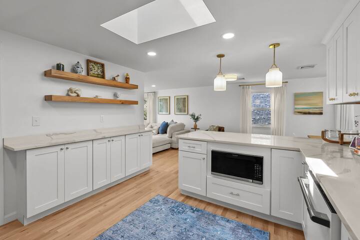 Eventide: Renovated 5 Bedroom, 3 Baths on Island