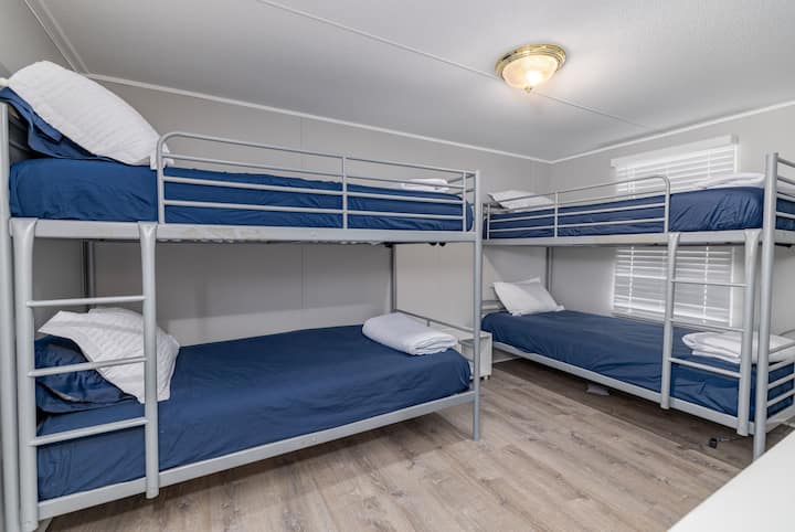 Schlafzimmer mit Etagenbetten: Perfekt für Gruppenspaß mit bequemen Etagenbetten und heller, einladender Atmosphäre!