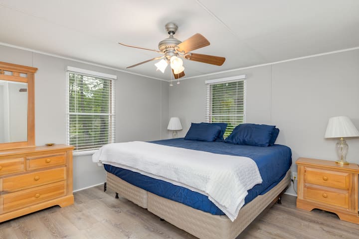 Hauptschlafzimmer: Entspanne dich stilvoll mit einem Plüschbett, natürlichem Licht und charmanten Holzakzenten!
