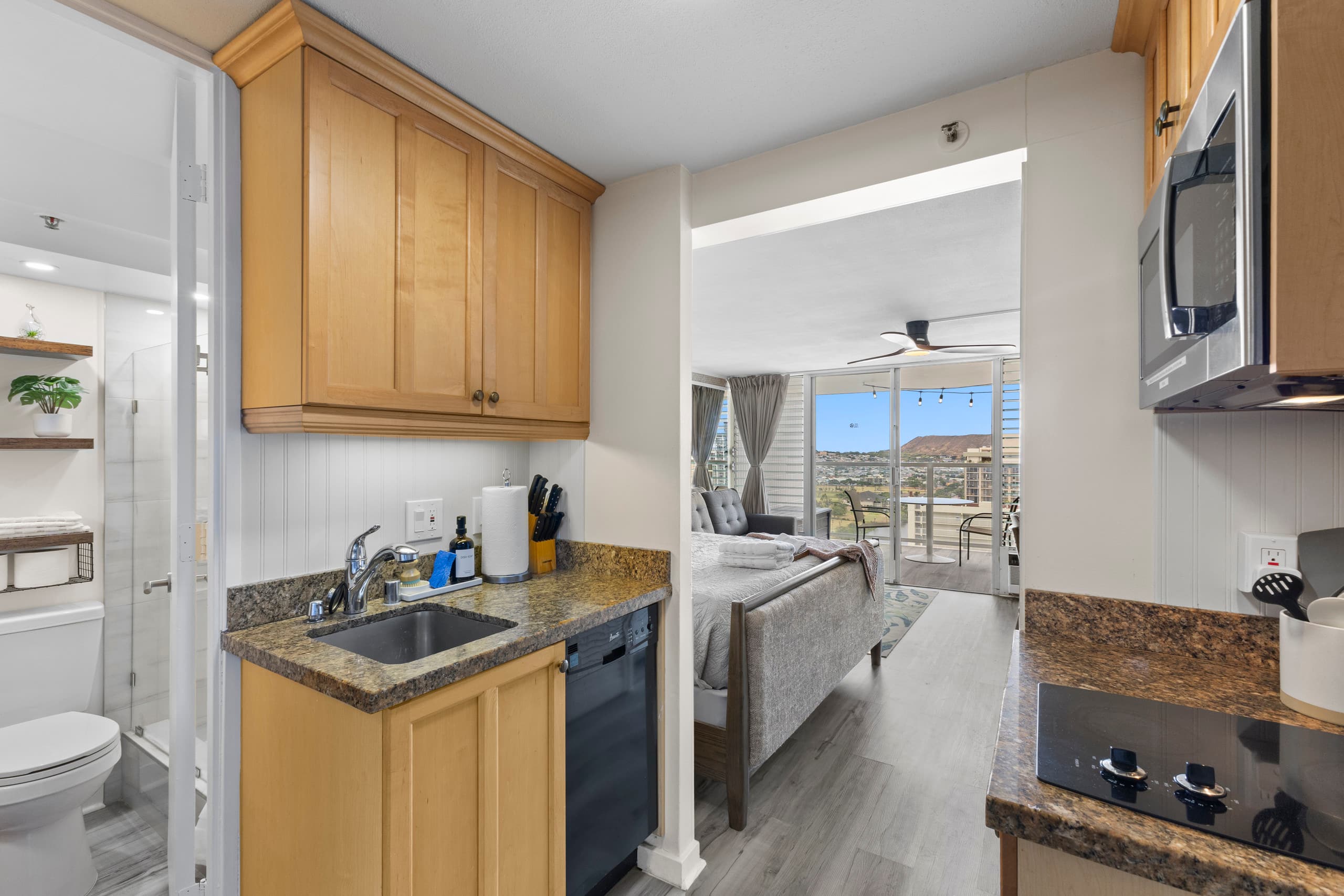 30FL Hale Nalu Waikīkī | Oceanview King Bed Studio - Image 5